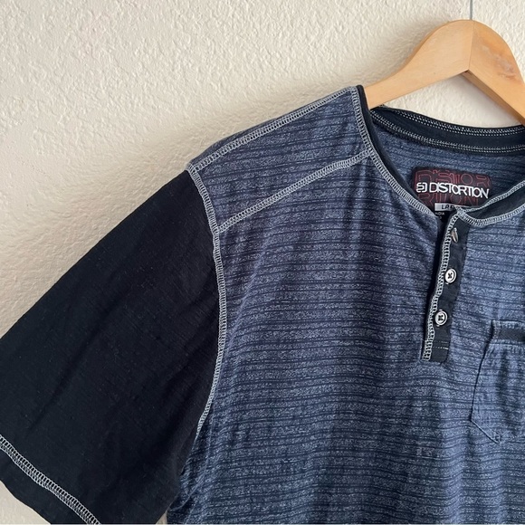 Men’s short sleeve Size Large - Picture 3 of 7